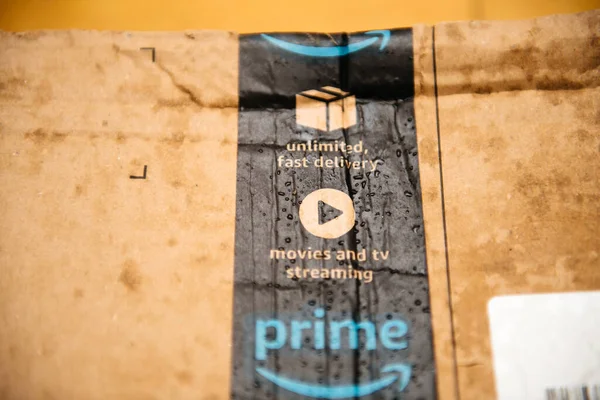 Makro-Nahaufnahme feuchter Amazon Prime-Paketkarton — Stockfoto