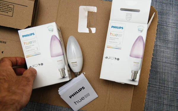 Nuevo color Philips Hue E14 conectado a Internet y bombilla de ambiente blanco — Foto de Stock