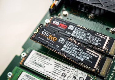 Paris, Fransa - 18 Ocak 2019: Yeni Samsung 970 EVO V-nand SSD odaklı hızlı NVME sssd bilgisayar diskinin yakın çekim makrosu