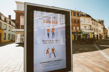 Haguenau France - Nisan 12020: Covid-19 pandemik koronavirüs tecridi sırasında Fransız hükümetinin dijital bilgi gösterimi - boş sokak arkaplanı - Kızıl Haç örgütlenmesinden gelen mesaj