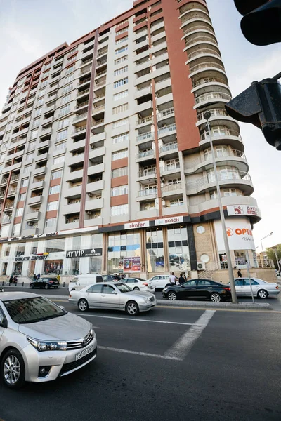 Nízký úhel pohledu na vysoký bytový dům v centru Baku — Stock fotografie