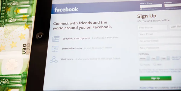 Close-up of Apple Computers iPad tablet with Facebook Sign Up welcome screen — Stock Photo, Image