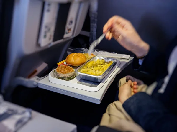 Mulher comendo em classe executiva avião de comida — Fotografia de Stock