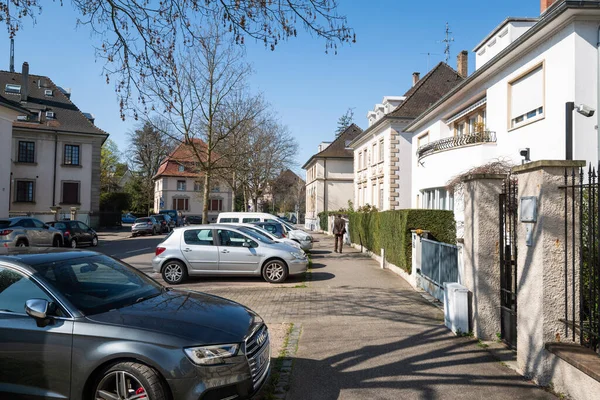 Único homem sênior andando na rua francesa vazia durante o Coronavirus Covid-19 — Fotografia de Stock