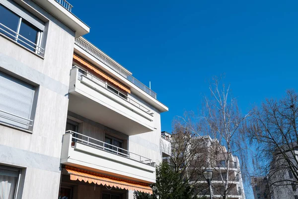 Apartamento francés edificio de bienes raíces con cielo azul claro —  Fotos de Stock