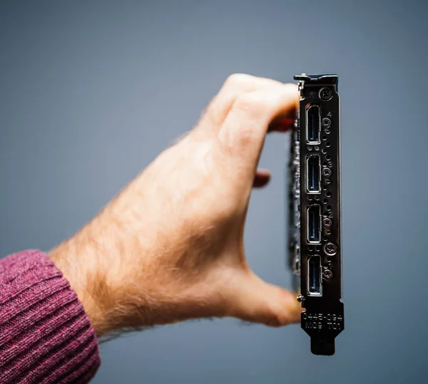 フランス 2019年9月30日 Pov男性の手は モニターとディスプレイポート接続とパスカルマイクロアーキテクチャを使用して新しいプロのNvidia Quadro P4000を保持 — ストック写真