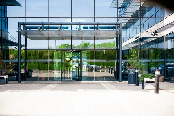 ガラス扉 鉄骨構造のビジネスビルコンビニのメインエントランス — ストック写真