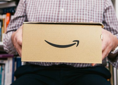 Amazon Prime 'ın internet alışveriş sitesinden son sınıf öğrencisi bir erkeğe teslim edilmiş.