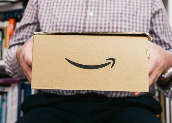 Dikirim dari Amazon Prime situs e-commerce online belanja senior laki-laki — Stok Foto