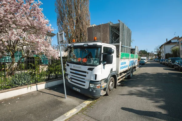 Scania P320 vrachtwagen met beladen steiger bij een appartementenhuis — Stockfoto