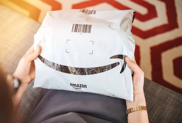 Вид сверху на элегантную женщину на диване в гостиной, держа свежий Amazon Prime — стоковое фото