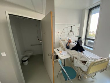 Modern lüks hastaneye yatırılırken gülümseyen son sınıf öğrencisi.