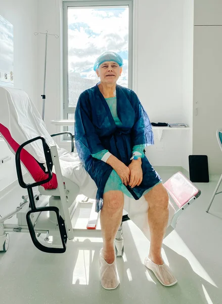 Leende optimistisk senior hane på modern medicinsk stol — Stockfoto