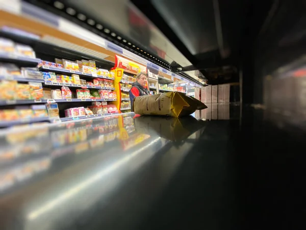 Vista de dentro das prateleiras vazias de produtos alimentícios no supermercado francês durante o Coronavirus — Fotografia de Stock