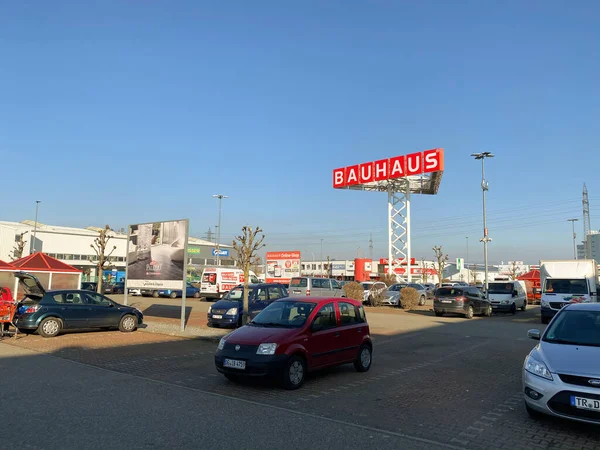 Großer Blick über den Parkplatz am Baumarkt Bauhaus in Deutschland — Stockfoto