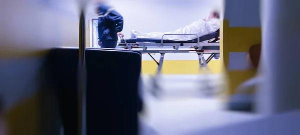 Imagem conceitual desfocada do paciente no leito da enfermaria transportado com urgência — Fotografia de Stock