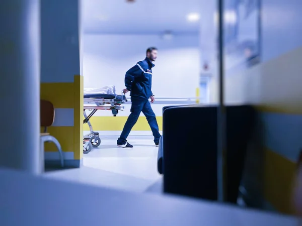 Расслабленное размытое концептуальное изображение пациента на больничном койке, перевозимое без промедления — стоковое фото