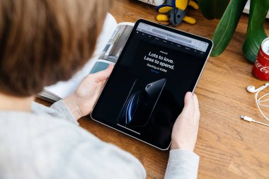 iPhone 'a bakan kadın iPad Pro tabletinde Se