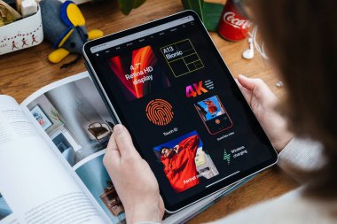 iPhone 'a bakan kadın iPad Pro tabletinde Se