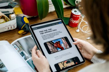 iPad Pro tablet 4k yüksek çözünürlüklü kayıtta iPhone Se 'ye bakan kadın