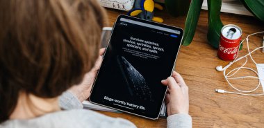 iPhone 'a bakan kadın iPad Pro tabletinde Se