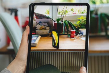 iPhone 'a bakan kadın iPad Pro tabletinde Se