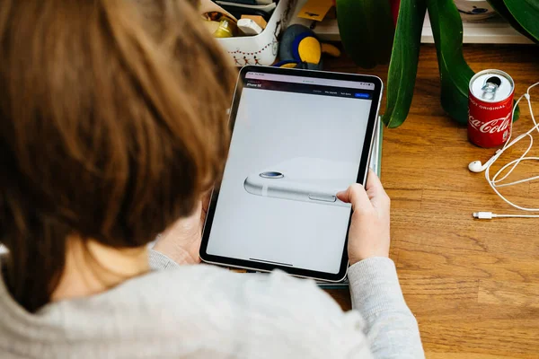 Mulher olhando no novo iPhone Se no iPad Pro tablet — Fotografia de Stock