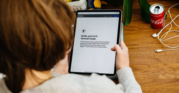 IPhone 'a bakan kadın iPad Pro tabletinde Se — Stok fotoğraf