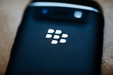 Blackberry RIM logotinin arka plaka akıllı telefonuna yakın çekim makro görüntüsü