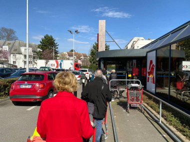 İnsanlar, Fransız General Covid-19 Coronavirus hapsi sırasında süpermarket Auchan 'ı kuyruğa diziyorlar.