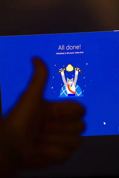 在电脑显示器视窗更新前，人手按大拇指 — 图库照片