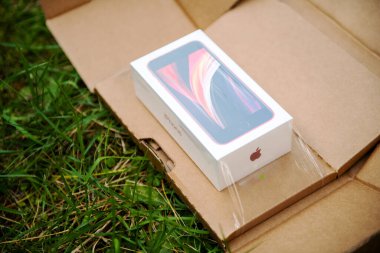 Apple Bilgisayarlarının yeni bütçe iPhone SE 'si dünya çapında lansman gününde açılıyor