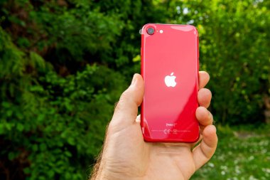 Apple Bilgisayarlarının yeni bütçe iPhone SE 'si dünya çapında lansman gününde açılıyor
