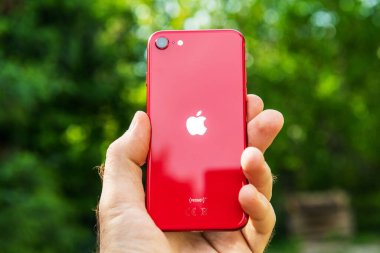 Apple Bilgisayarlarının yeni bütçe iPhone SE 'si dünya çapında lansman gününde açılıyor