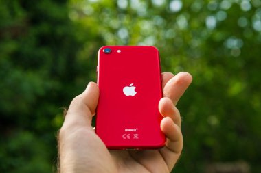 Apple Bilgisayarlarının yeni bütçe iPhone SE 'si dünya çapında lansman gününde açılıyor