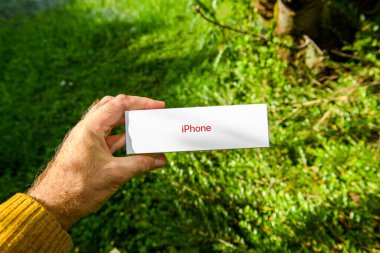 Apple Bilgisayarlarının yeni bütçe iPhone SE 'si dünya çapında lansman gününde açılıyor