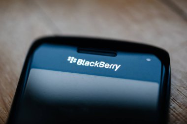 Klasik akıllı telefon ekranında Blackberry logotype