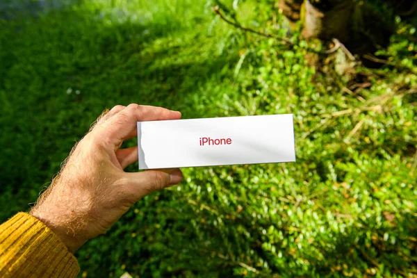 Ny budget iPhone SE av Apple Datorer unboxing på hela världen lanseringsdag — Stockfoto