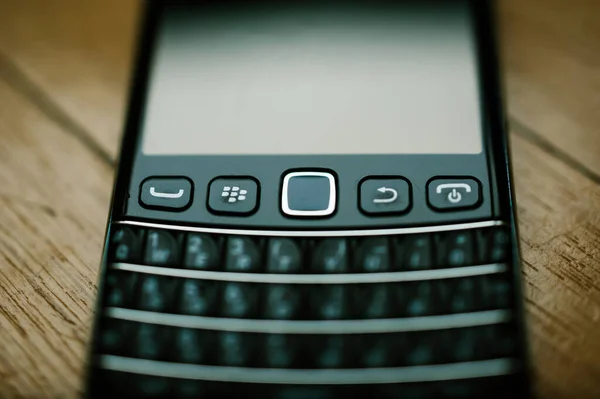ブラックベリーパームヴィンテージスマートフォンで使用されるティルトシフトレンズ — ストック写真