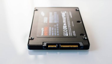 Yeni SSD 'nin makro görünümünü kapat Sabit durum sürücüsünün hızlı veri iletim diski