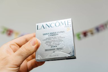 Sıvı yastıklı Lancome paketinden yeni özel kozmetik ürünler