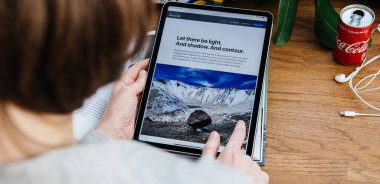 iPhone 'a bakan kadın iPad Pro tabletinde Se