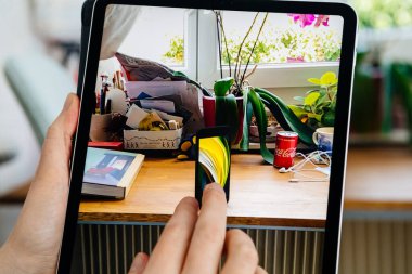 iPhone 'a bakan kadın iPad Pro tabletinde Se