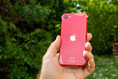 Apple Bilgisayarlarının yeni bütçe iPhone SE 'si dünya çapında lansman gününde açılıyor