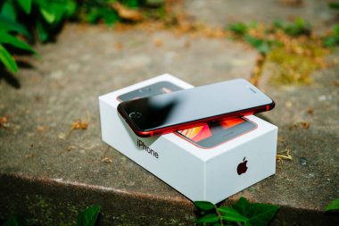 Apple Bilgisayarlarının yeni bütçe iPhone SE 'si dünya çapında lansman gününde açılıyor