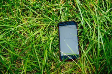 Apple Bilgisayarlarının yeni bütçe iPhone SE 'si dünya çapında lansman gününde açılıyor