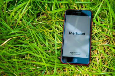 Apple Bilgisayarlarının yeni bütçe iPhone SE 'si dünya çapında lansman gününde açılıyor
