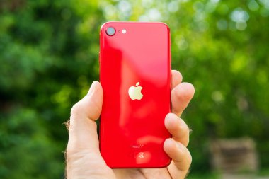 Apple Bilgisayarlarının yeni bütçe iPhone SE 'si dünya çapında lansman gününde açılıyor