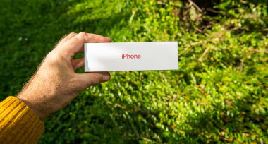 Apple Bilgisayarlarının yeni bütçe iPhone SE 'si dünya çapında lansman gününde açılıyor