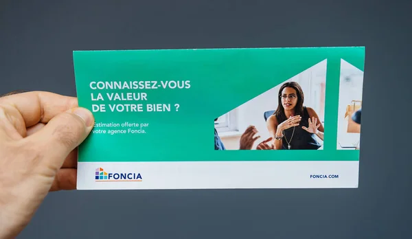 Реклама недвижимости от Foncia с текстом Вы знаете стоимость Вашей недвижимости — стоковое фото